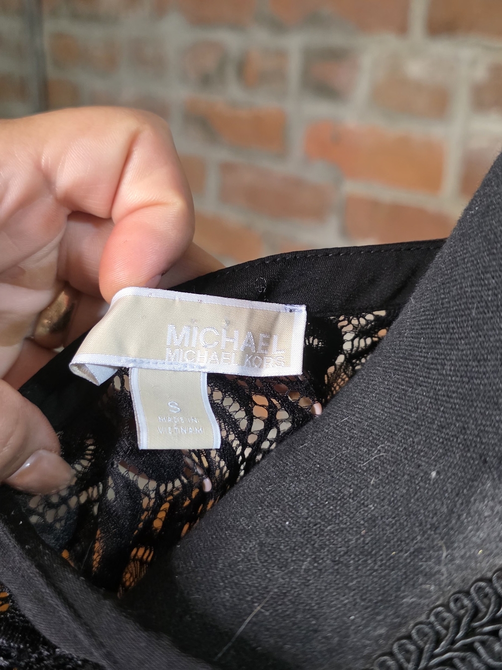 Michael Kors Black Lace Sleeve Yoke Blouse Size S Gold Chain Accent Split V Neck - Picture 6 of 7